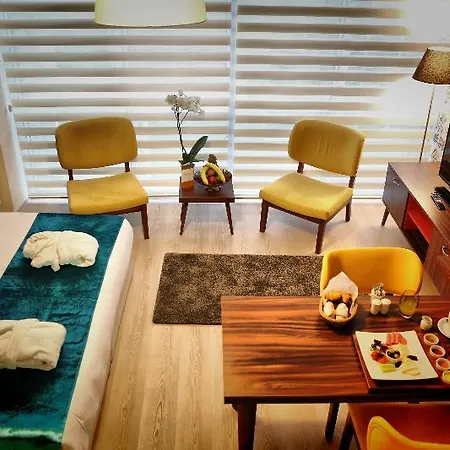 The Corner Palace アパートホテル 2*