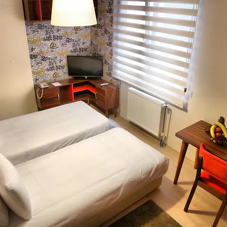 The Corner Palace アパートホテル 2*